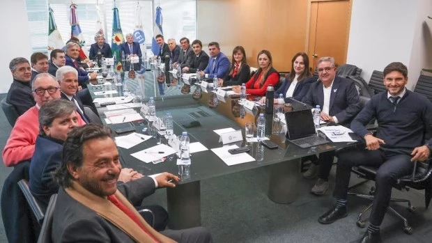 Sin acuerdo con la Rosada, gobernadores avanzaron con un proyecto para coparticipar el impuesto a combustibles y los ATN
