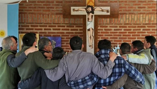 Los obispos rezan frente la Cruz tras la finalización del encuentro.