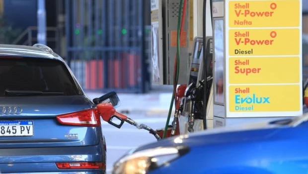 Fuerte caída del petróleo: ¿bajan las naftas?