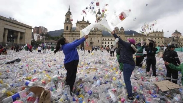 Colombia: una protesta de recicladores inundó una icónica plaza de Bogotá con botellas, latas y cartón