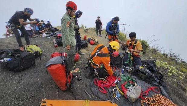 Murió la turista brasileña que cayó desde la cresta de un volcán en Indonesia
