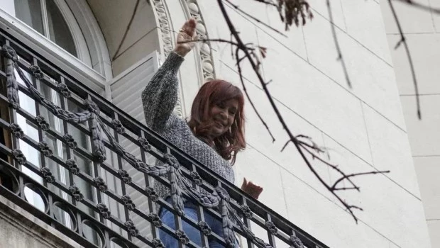 Para la defensa de CFK, los límites a las visitas vulneran sus derechos políticos