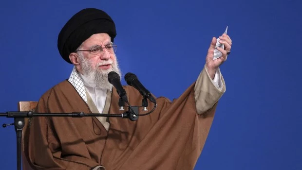Jamenei dice que Estados Unidos no dañó instalaciones nucleares y se llevó "una dura bofetada" y alardea con que Irán "aplastó" a Israel