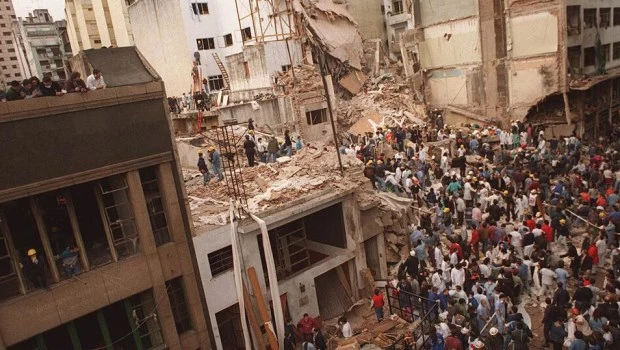 Ordenan enjuiciar en ausencia a los acusados iraníes y libaneses por el atentado a la AMIA