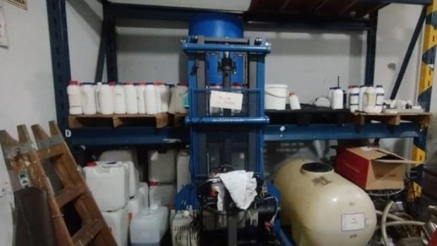 Clausuran fábrica en Nueva Pompeya: incautan más de 600 bidones con contenidos vencidos