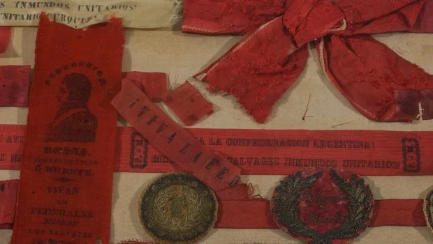 “La divisa punzó federal, símbolo de la causa, es un eficaz medio de unión. Lo mismo el color rojo… Poco a poco todo se irá enrojeciendo. Y la ciudad llegará a estar casi entera pintada de rojo”.