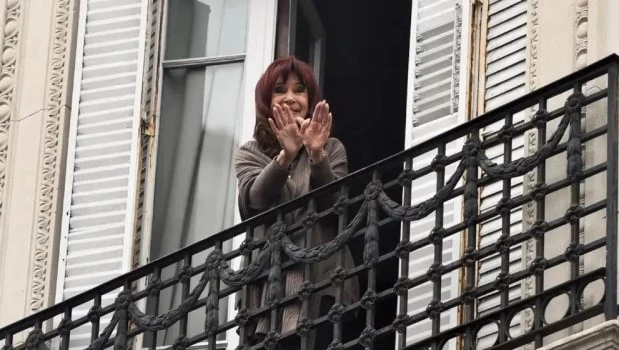 Cristina corta la retirada de sus propias tropas