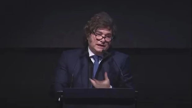 Milei encendió la campaña bonaerense y fustigó a Kicillof, a quien llamó "pichón de Stalin"