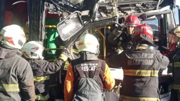 Ocho heridos al chocar un camión contra un colectivo en la General Paz