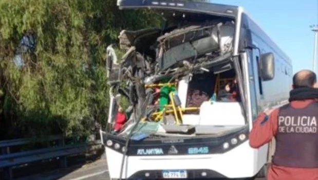 Un colectivo chocó contra un camión en la General Paz: casi 60 heridos