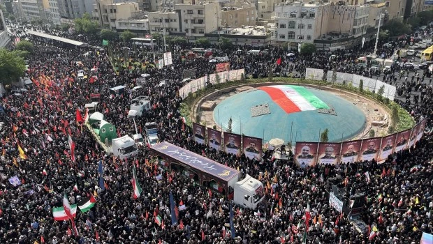 Irán celebra un multitudinario funeral de militares y científicos muertos en la guerra