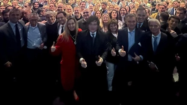 Milei ve débil al kirchnerismo y acelera la campaña en la Provincia