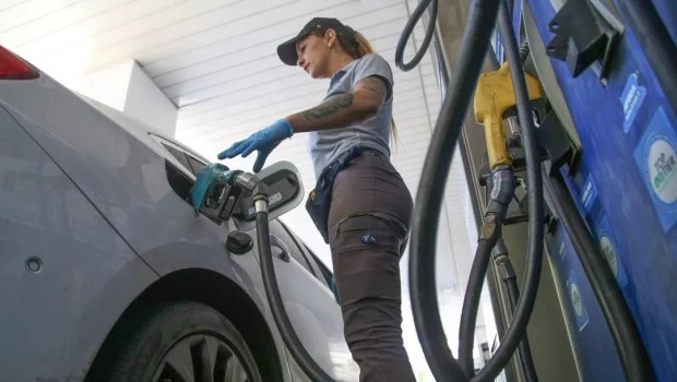 Por los altos impuestos, afirman que la nafta argentina es la más cara de la región, solo superada por Uruguay