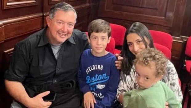 Papá Adrian, Stefano, mamá Paola y el benjamín de la familia, Ezio, compartiendo un evento.