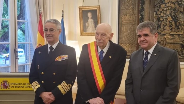 El embajador de España, Don José María de Arístegui Laborde (derecha), y el el Jefe de Estado Mayor de la Armada del Reino, Almirante Antonio Piñeiro Sánchez, impusieron la condecoración a Miguel Angel De Marco.