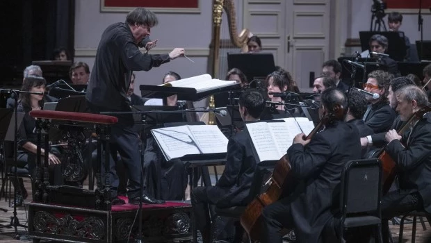 Ceccherini, al frente de la Filarmónica, se movió con prolijidad, pasión y finos matices.
