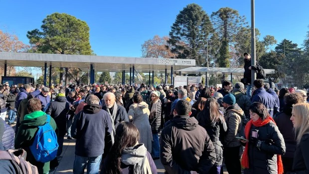 Trabajadores del Instituto Nacional de Tecnología Industrial (INTI) realizaron un abrazo simbólico al organismo.