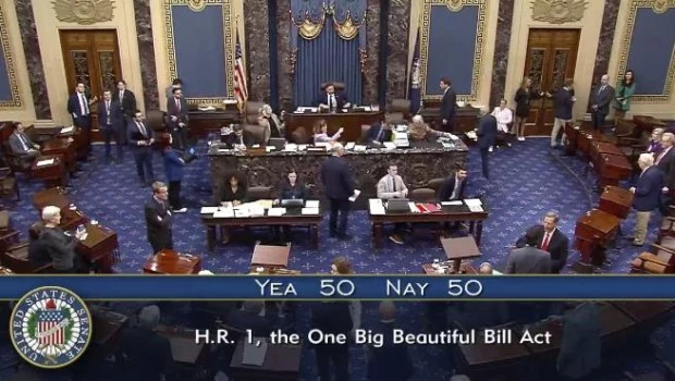 El vicepresidente JD Vance rompiendo el empate para lograr la aprobación del plan de recortes de impuestos y reducciones de gastos en el Senado. Washington.