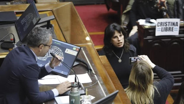 La sesión en Diputados terminó en un escándalo, pero la oposición avanzó en leyes que complican al Gobierno