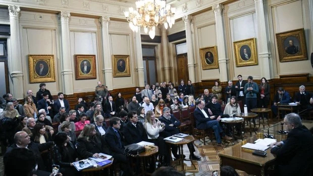 La reunión no tiene antecedentes en la historia de la Cámara Alta porque la convocatoria no fue hecha por el titular de la comisión, el libertario Ezequiel Atauche.