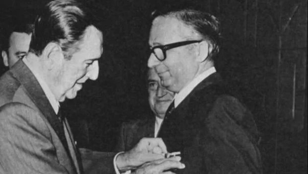 Juan Domingo Perón condecora en 1973 con la Orden del Libertador a Licio Gelli, gran maestre de la Logia Propaganda Due.
