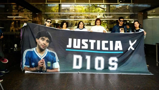 Uno de los jueces designados en el nuevo juicio por la muerte de Maradona fue excusado por problemas de salud