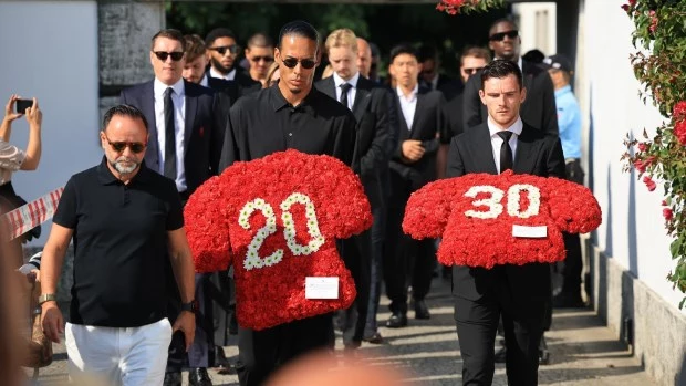 Los jugadores del Liverpool Virgil van Dijk y Andrew Robertson llevan ofrendas florales en el funeral del jugador de fútbol portugués Diogo Jota y su hermano Andre Silva, en Gondomar, Portugal. EFE