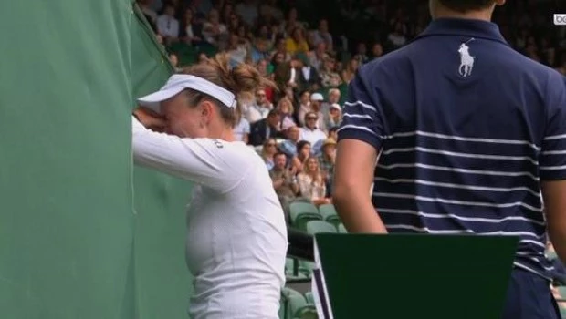 Krejcikova, campeona defensora de #Wimbledon, dejó una de las imágenes del torneo. Rompió en llanto justo antes de perder.