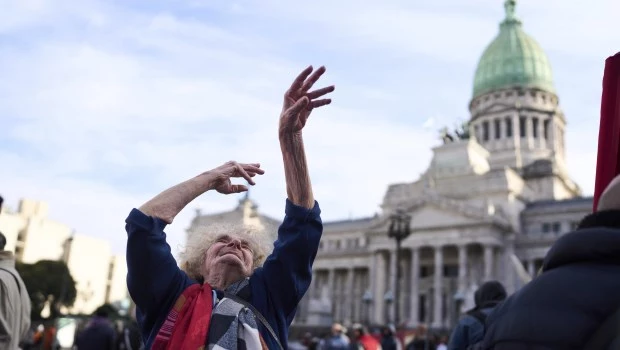 El plan económico, asediado por los fondos buitre y el Congreso