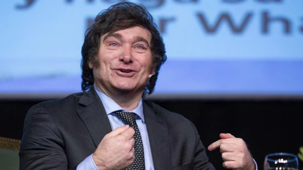 Mientras apunta contra el periodismo, Milei suspendió el desfile del 9 de julio con la excusa de no aumentar el gasto público