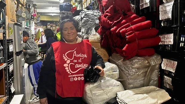 Mónica De Reiss, directora de Amigos en el camino, en la sede de la ONG que se encuentra colapsada por la cantidad de gente que llega pidiendo ayuda.