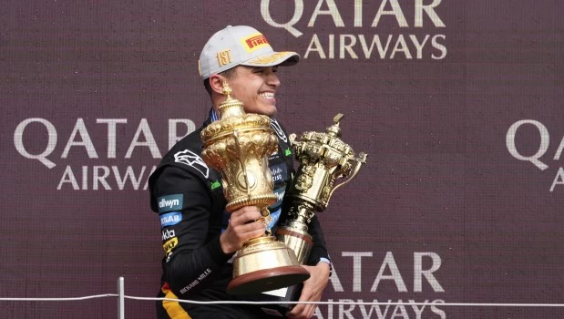 Ayudado por una sanción a Piastri, Norris gana en Silverstone y acosa a su compañero en la lucha por el título de la Fórmula 1