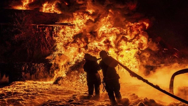 Personal de emergencia trabaja para extinguir un incendio tras un ataque ruso en la región de Járkov, Ucrania (5 de julio de 2025)