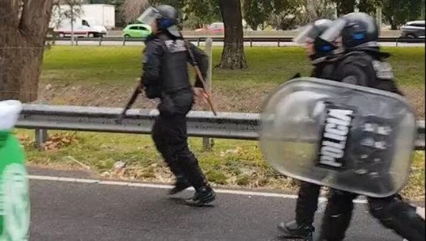 Tensión en la protesta de trabajadores del INTI