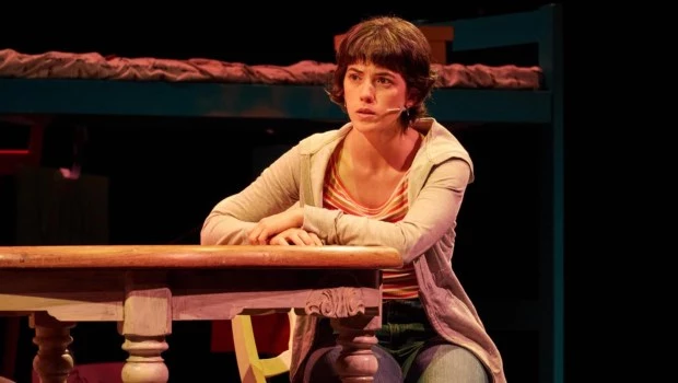 Clara (Hernández) se debate entre sus conflictos adolescentes y la compasión que siente por su madre y su hermano.