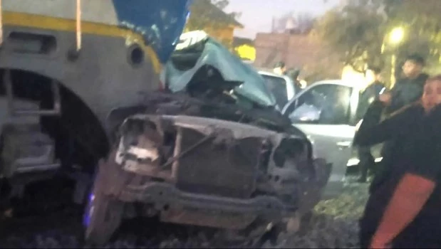 Una formación del tren San Martín chocó y arrastró varios metros a una camioneta: hay un muerto