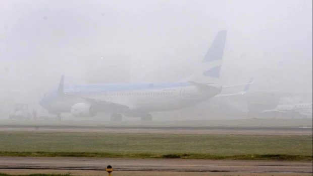 Ezeiza vuelve a operar, pero hay más de 30 vuelos cancelados y 45 demorados por la intensa niebla