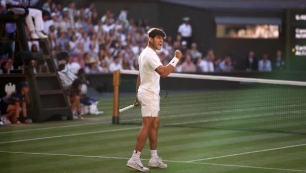 Alcaraz avanzó a semifinales de Wimbledon con una sólida victoria sobre Norrie