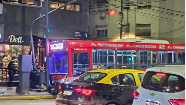 Un colectivo embistió a un peatón y chocó contra un semáforo en Recoleta: 14 heridos