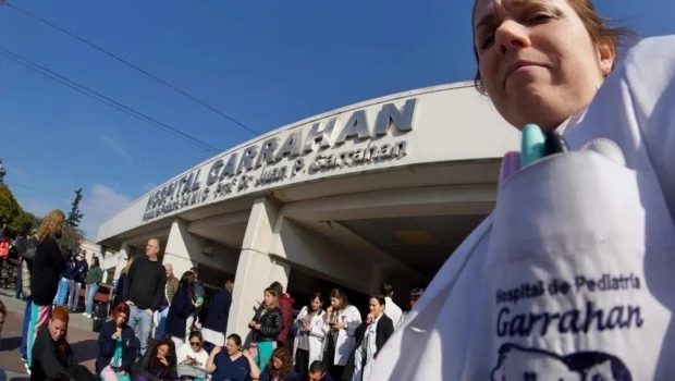 En medio de un nuevo paro, profesionales de la salud y familiares de pacientes realizaron un abrazo simbólico al Garrahan