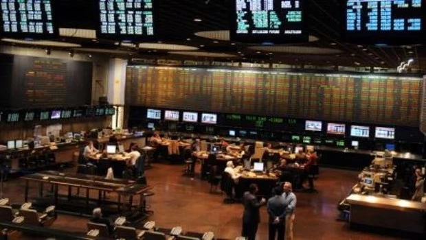 Impactó en el blue y en la Bolsa el embate populista en el Senado