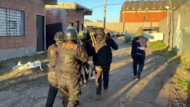 Un jubilado recibió a los tiros a la policía durante un allanamiento y lo mataron