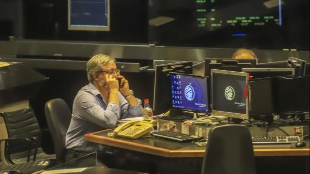 Fuerte caída en bonos y acciones el día después del voto del Senado que complica las cuentas públicas