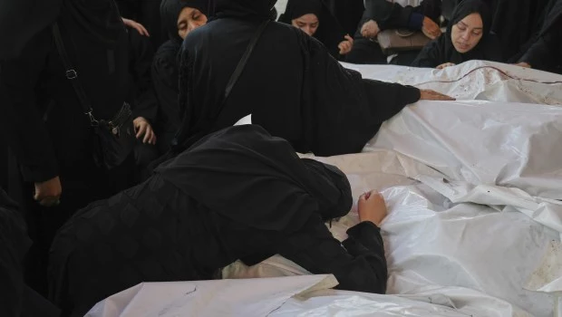 Ataques aéreos israelíes y tiroteos cerca de un sitio de ayuda dejan 52 palestinos muertos en Gaza