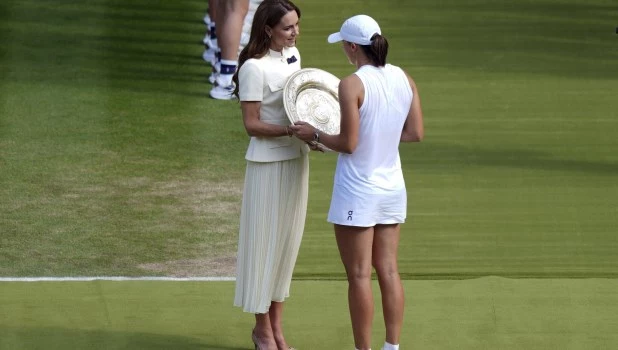 La princesa Kate entregó el trofeo a Iga Swiatek después de la final femenina de Wimbledon 