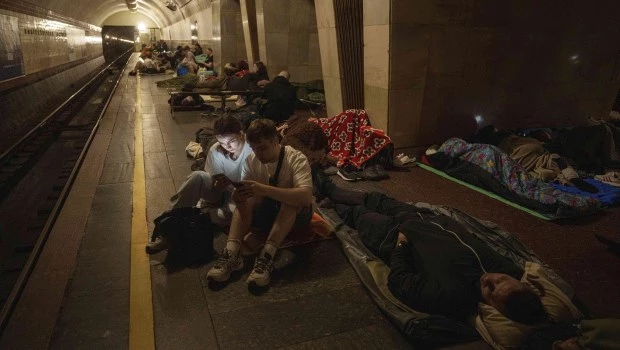 La gente se refugia en el andén de una estación de metro durante un ataque ruso en Kiev, Ucrania (10 de julio de 2025).