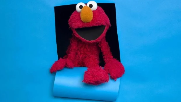 Hackean la cuenta X de Elmo y publican mensajes racistas