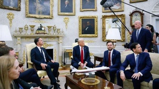 Trump y el jefe de la OTAN, Rutte, discuten la guerra en Ucrania, los aranceles a Rusia y el acuerdo de armas con EE. UU. en la Casa Blanca.