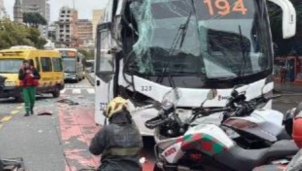 Choque entre dos colectivos en Belgrano