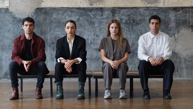 Lo más interesante de la puesta aparece al final, cuando las cartas están echadas y surge algo de la emoción.